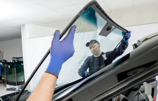 Windshield Repair Santa Monica CA - Expert Auto Glass Repair and Replacement Services